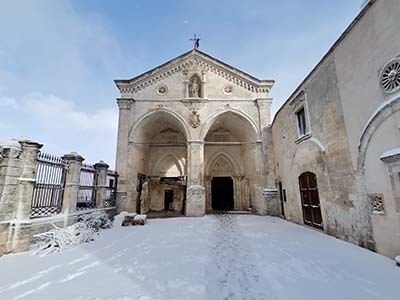 Lo spettacolo della neve a monte sant’angelo e scuole chiuse 