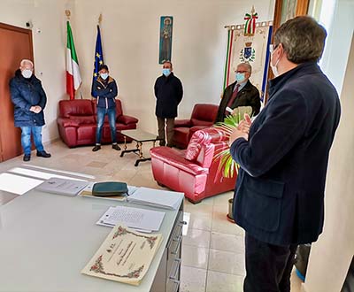  l'amministrazione omaggia i dipendenti andati in pensione 