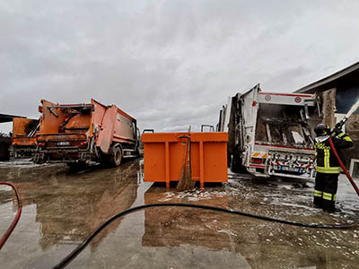 Rifiuti, ennesimo atto incendiario presso il Centro di raccolta, Sindaco d’Arienzo: “Delinquenti, non ci fate paura e non otterrete niente” 