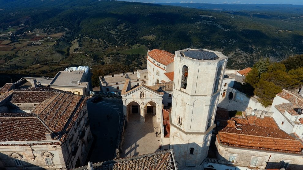 Nicola Piovani, Antonella Ruggiero, Enzo Decaro, il gemellaggio con Mont Saint-Michel: grandi eventi nel festival Michael, fino all’11 maggio 2019 a Monte Sant’Angelo 